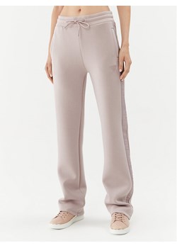 Guess Spodnie dresowe Brenda V3RB21 K7UW2 Beżowy Regular Fit ze sklepu MODIVO w kategorii Spodnie damskie - zdjęcie 182732588
