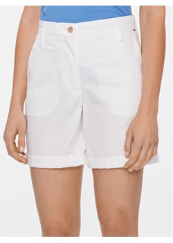 Tommy Hilfiger Szorty materiałowe WW0WW41769 Biały Regular Fit ze sklepu MODIVO w kategorii Szorty - zdjęcie 182732908