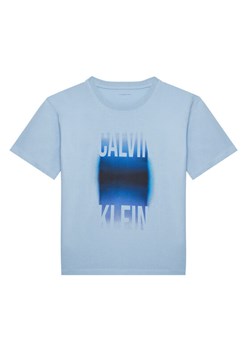 Calvin Klein Jeans T-Shirt Gradient Graphic IB0IB02446 Błękitny Regular Fit ze sklepu MODIVO w kategorii T-shirty chłopięce - zdjęcie 182733115