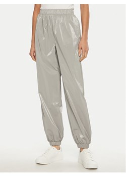 Guess Spodnie dresowe V5RB09 WGUJ0 Szary Regular Fit ze sklepu MODIVO w kategorii Spodnie damskie - zdjęcie 182734219
