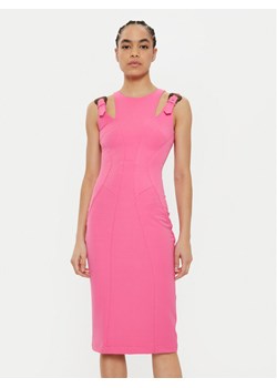 Versace Jeans Couture Sukienka koktajlowa 78HAO913 N0356 Różowy Regular Fit ze sklepu MODIVO w kategorii Sukienki - zdjęcie 182735066