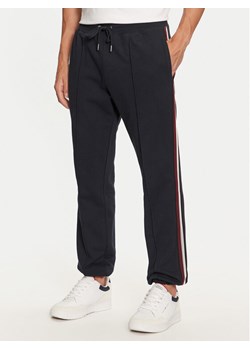 Tommy Hilfiger Spodnie dresowe MW0MW35548 Granatowy Regular Fit ze sklepu MODIVO w kategorii Spodnie męskie - zdjęcie 182736049