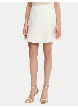 Guess Spódnica mini W5GD87 WH610 Écru Regular Fit ze sklepu MODIVO w kategorii Spódnice - zdjęcie 182736619