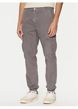 Tommy Jeans Joggery Ryan DM0DM20284 Szary Regular Fit ze sklepu MODIVO w kategorii Spodnie męskie - zdjęcie 182737507