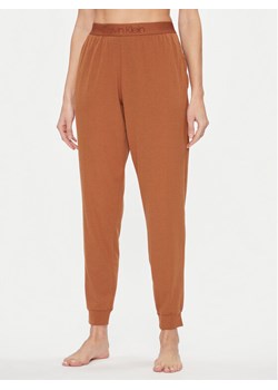 Calvin Klein Underwear Spodnie piżamowe 000QS7004E Brązowy Regular Fit ze sklepu MODIVO w kategorii Piżamy damskie - zdjęcie 182738027