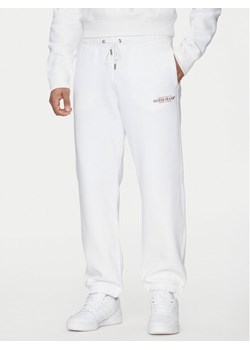 Guess Jeans Spodnie dresowe M4YB18 K9V31 Biały Regular Fit ze sklepu MODIVO w kategorii Spodnie męskie - zdjęcie 182738057