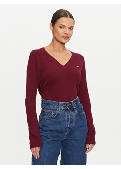 Tommy Jeans Sweter Essential DW0DW18670 Bordowy Regular Fit ze sklepu MODIVO w kategorii Swetry damskie - zdjęcie 182738708
