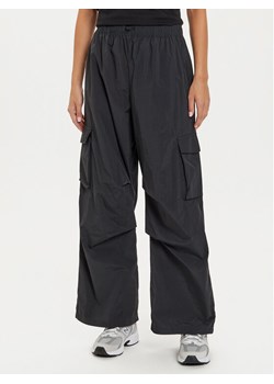 New Balance Spodnie dresowe WP43534 Czarny Relaxed Fit ze sklepu MODIVO w kategorii Spodnie damskie - zdjęcie 182738715