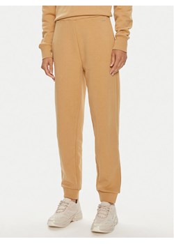Calvin Klein Spodnie dresowe Nano Logo K20K207214 Beżowy Relaxed Fit ze sklepu MODIVO w kategorii Spodnie damskie - zdjęcie 182739315