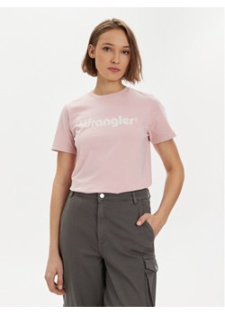 Wrangler T-Shirt 112350309 Różowy Regular Fit ze sklepu MODIVO w kategorii Bluzki damskie - zdjęcie 182739337