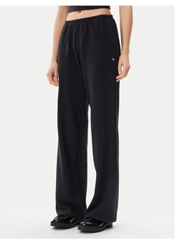 Calvin Klein Jeans Spodnie dresowe J20J225537 Czarny Straight Fit ze sklepu MODIVO w kategorii Spodnie damskie - zdjęcie 182739456