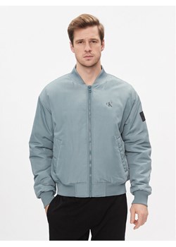 Calvin Klein Jeans Kurtka bomber Bomber Jacket J30J324657 Niebieski Regular Fit ze sklepu MODIVO w kategorii Kurtki męskie - zdjęcie 182739556