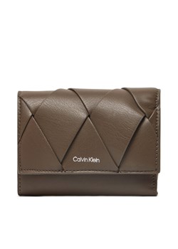 Calvin Klein Portfel damski Ck Woven Small Trifold K60K612953 Khaki - id: 8721107423548 - marki Calvin Klein - 182739589 Calvin Klein Portfel damski Ck Woven Small Trifold K60K612953 Khaki ze sklepu MODIVO w kategorii Portfele damskie - zdjęcie 182739589
