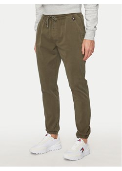 Tommy Jeans Joggery Austin DM0DM20456 Zielony Slim Fit ze sklepu MODIVO w kategorii Spodnie męskie - zdjęcie 182739607
