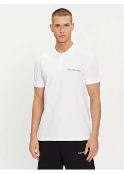 Calvin Klein Jeans Polo Institutional J30J325495 Biały Regular Fit ze sklepu MODIVO w kategorii T-shirty męskie - zdjęcie 182739727