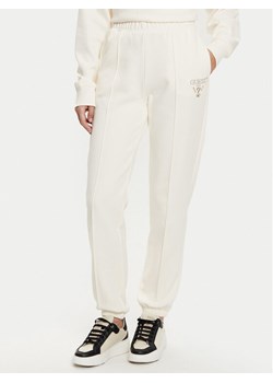 Guess Spodnie dresowe V5RB13 KC3D2 Écru Regular Fit ze sklepu MODIVO w kategorii Spodnie damskie - zdjęcie 182740736