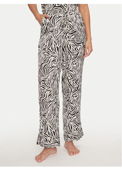Hunkemöller Spodnie piżamowe Peppers 206527 Czarny Regular Fit ze sklepu MODIVO w kategorii Piżamy damskie - zdjęcie 182741667