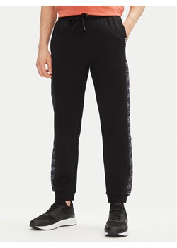 EA7 Emporio Armani Spodnie dresowe 7M000216 AF12660 UC001 Czarny Regular Fit ze sklepu MODIVO w kategorii Spodnie męskie - zdjęcie 182742337