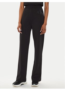 Calvin Klein Jeans Spodnie dresowe J20J223588 Czarny Regular Fit ze sklepu MODIVO w kategorii Spodnie damskie - zdjęcie 182742515