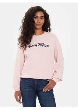 Tommy Hilfiger Bluza Modern Script WW0WW42615 Różowy Regular Fit ze sklepu MODIVO w kategorii Bluzy damskie - zdjęcie 182742835
