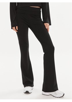 Gina Tricot Spodnie materiałowe 21671 Czarny Flare Fit ze sklepu MODIVO w kategorii Spodnie damskie - zdjęcie 182742978