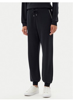 EA7 Emporio Armani Spodnie dresowe 7W000143 AF12643 UC001 Czarny Loose Fit ze sklepu MODIVO w kategorii Spodnie damskie - zdjęcie 182743117