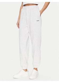 Guess Spodnie dresowe V5GB03 KCS01 Szary Regular Fit - id: 0000304858147 - marki Guess - 182743139 Guess Spodnie dresowe V5GB03 KCS01 Szary Regular Fit ze sklepu MODIVO w kategorii Spodnie damskie - zdjęcie 182743139