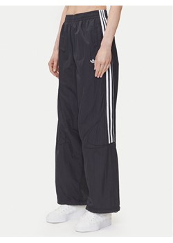 adidas Spodnie dresowe adicolor Teamgeist JD0256 Czarny Oversize ze sklepu MODIVO w kategorii Spodnie damskie - zdjęcie 182744256