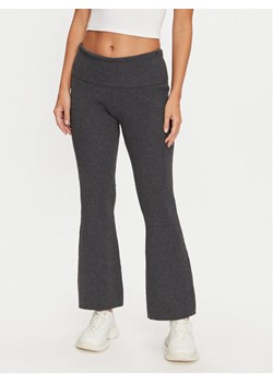 Guess Spodnie materiałowe Nina W4BB53 Z3K92 Szary Regular Fit ze sklepu MODIVO w kategorii Spodnie damskie - zdjęcie 182744499