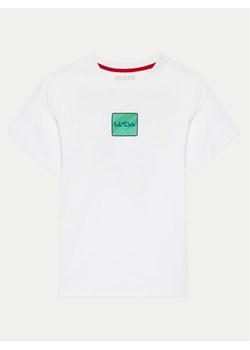 Guess T-Shirt L4YI16 K8HM4 Biały Regular Fit ze sklepu MODIVO w kategorii T-shirty chłopięce - zdjęcie 182744825