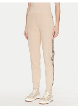 Guess Spodnie dresowe V2YB15 KB3P2 Beżowy Regular Fit ze sklepu MODIVO w kategorii Spodnie damskie - zdjęcie 182745449
