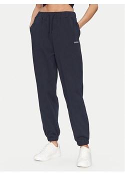 Guess Spodnie dresowe V5GB03 KCS01 Granatowy Regular Fit ze sklepu MODIVO w kategorii Spodnie damskie - zdjęcie 182745725