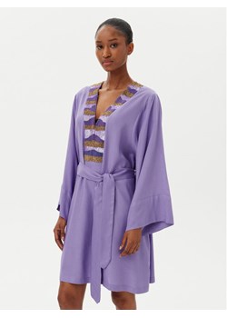 LOLA CASADEMUNT Sukienka letnia LS2516035 Fioletowy Regular Fit ze sklepu MODIVO w kategorii Sukienki - zdjęcie 182746237