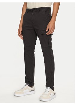 Tommy Jeans Spodnie materiałowe Austin DM0DM19489 Czarny Regular Fit ze sklepu MODIVO w kategorii Spodnie męskie - zdjęcie 182746575