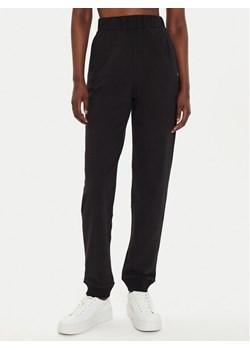 Calvin Klein Jeans Spodnie dresowe J20J224443 Czarny Regular Fit ze sklepu MODIVO w kategorii Spodnie damskie - zdjęcie 182747156