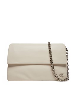 Calvin Klein Jeans Torebka Micro Mono Ew Flap25 Pu K60K611947 Beżowy ze sklepu MODIVO w kategorii Kopertówki - zdjęcie 182747468