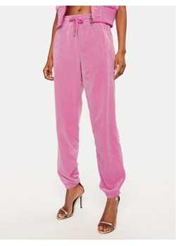 Juicy Couture Spodnie dresowe Lilian JCWB121093 Różowy Regular Fit ze sklepu MODIVO w kategorii Spodnie damskie - zdjęcie 182748298