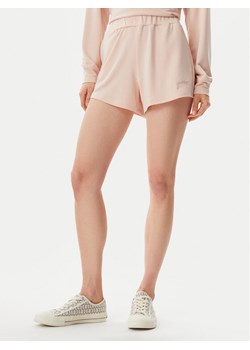 Guess Szorty materiałowe O5GD06 KCQP2 Różowy Regular Fit ze sklepu MODIVO w kategorii Szorty - zdjęcie 182748688