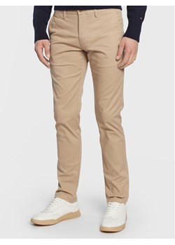 Tommy Hilfiger Chinosy Core Bleecker MW0MW28883 Beżowy Slim Fit ze sklepu MODIVO w kategorii Spodnie męskie - zdjęcie 182748777