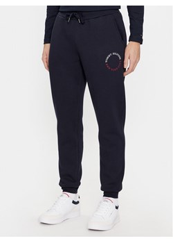 Tommy Hilfiger Spodnie dresowe MW0MW32701 Granatowy Regular Fit ze sklepu MODIVO w kategorii Spodnie męskie - zdjęcie 182748986