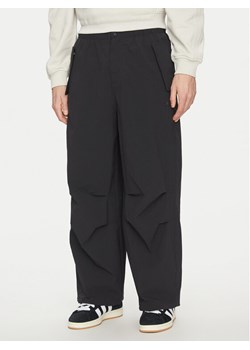 adidas Spodnie materiałowe Premium Essentials Utility Parachute JD2111 Czarny Loose Fit ze sklepu MODIVO w kategorii Spodnie męskie - zdjęcie 182749058