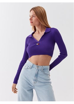 Tommy Jeans Sweter Badge DW0DW14950 Fioletowy Slim Fit ze sklepu MODIVO w kategorii Swetry damskie - zdjęcie 182750219