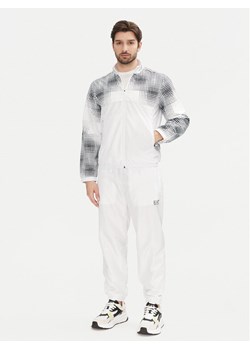 EA7 Emporio Armani Dres 7M000174 AF12948 M0036 Biały Regular Fit ze sklepu MODIVO w kategorii Dresy męskie - zdjęcie 182750238
