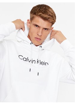Calvin Klein Bluza Hero K10K111345 Biały Regular Fit ze sklepu MODIVO w kategorii Bluzy męskie - zdjęcie 182750369