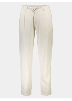 Lindbergh Spodnie materiałowe 30-003020 Biały Relaxed Fit - id: 0000303585235 - marki MODIVO - 182750636 Lindbergh Spodnie materiałowe 30-003020 Biały Relaxed Fit ze sklepu MODIVO w kategorii Spodnie męskie - zdjęcie 182750636
