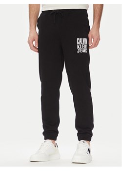 Calvin Klein Jeans Spodnie dresowe Painted J30J327535 Czarny Regular Fit ze sklepu MODIVO w kategorii Spodnie męskie - zdjęcie 182750816