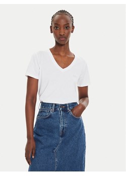 Pepe Jeans T-Shirt Fiore PL505948 Biały Regular Fit - id: 0000304416170 - marki Pepe Jeans - 182750826 Pepe Jeans T-Shirt Fiore PL505948 Biały Regular Fit ze sklepu MODIVO w kategorii Bluzki damskie - zdjęcie 182750826