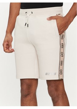 Guess Szorty materiałowe Mickey Z4RD04 KB3P2 Écru Regular Fit ze sklepu MODIVO w kategorii Spodenki męskie - zdjęcie 182751128