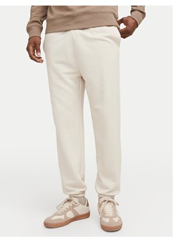 Jack&Jones Spodnie dresowe Morgan 12257964 Beżowy Regular Fit ze sklepu MODIVO w kategorii Spodnie męskie - zdjęcie 182751145