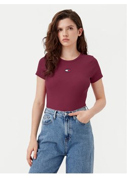 Tommy Jeans T-Shirt Badge DW0DW17881 Bordowy Slim Fit ze sklepu MODIVO w kategorii Bluzki damskie - zdjęcie 182751295